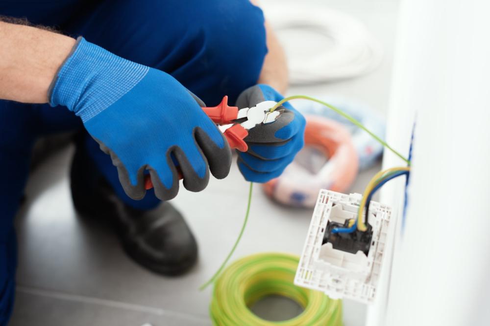 lectricien utilisant une pince à dénuder